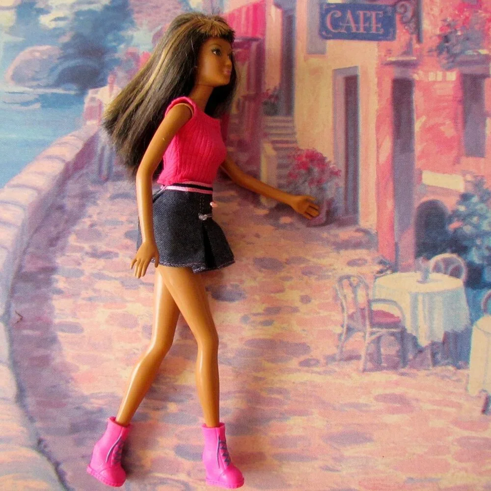 ETHNIC STREAKED HAIR BARBIE, LEGS BEND, BROWN HAIR w GOLD STREAK, BANGS + OUTFIT